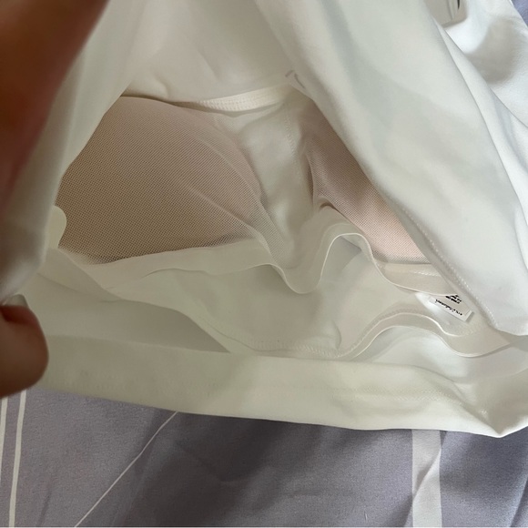 ALO Yoga White Sports Bra and Pleated Tennis Skirt Set - Picture 7 of 14